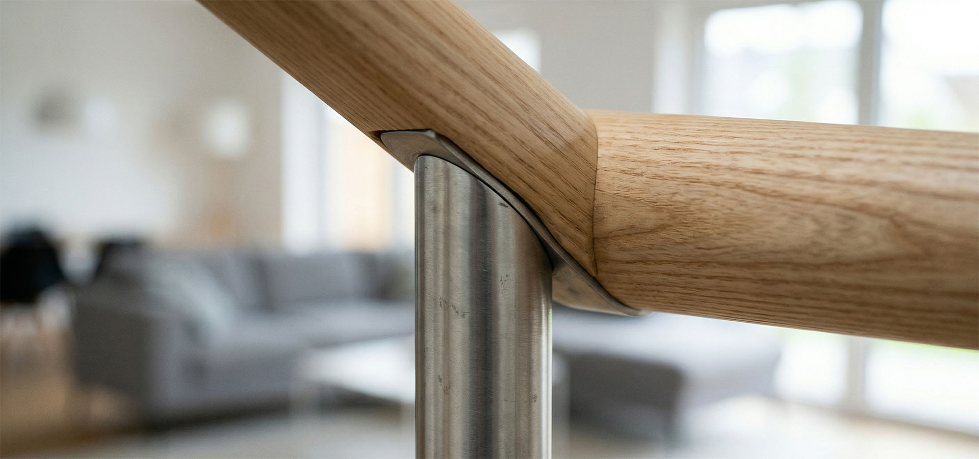 Современная лестница с комбинированным ограждением: черные металлические стойки и деревянный поручень.